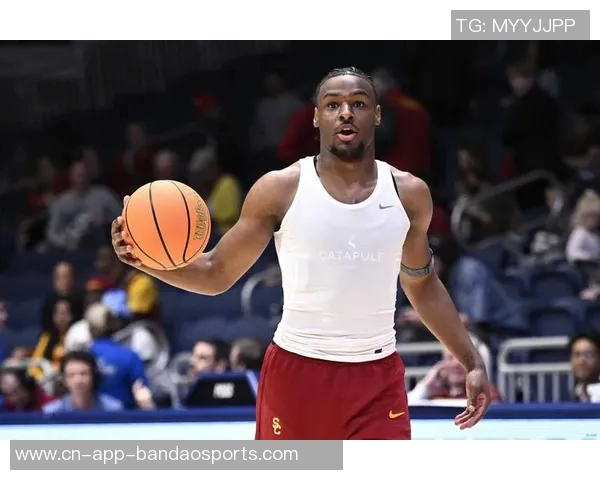 夸梅:布朗尼在主场比赛中表现得如同被车灯照射的迷茫鹿 夸梅:布朗尼在主场比赛中表现得如同被车灯照射的迷茫鹿