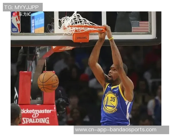 马卢阿奇精彩顺下空接暴扣成功打入本场首分展现出色表现 马卢阿奇精彩顺下空接暴扣成功打入本场首分展现出色表现