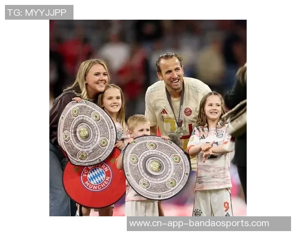 性感女歌手与凯恩同框合影亮相拜仁晚宴引发热议 性感女歌手与凯恩同框合影亮相拜仁晚宴引发热议