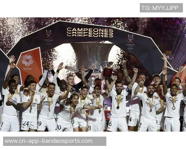 2025铁人荣耀时刻全队齐心协力捧杯共庆冠军荣耀之夜 2025铁人荣耀时刻全队齐心协力捧杯共庆冠军荣耀之夜