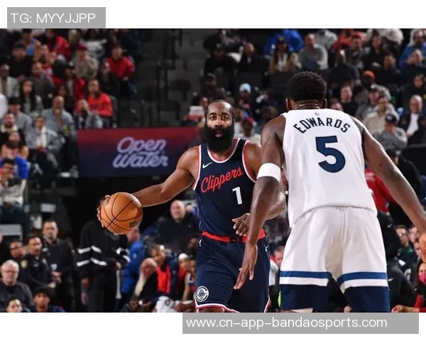 兰德尔全能表现助球队大胜19分10板12助攻正负值高达43 兰德尔全能表现助球队大胜19分10板12助攻正负值高达43