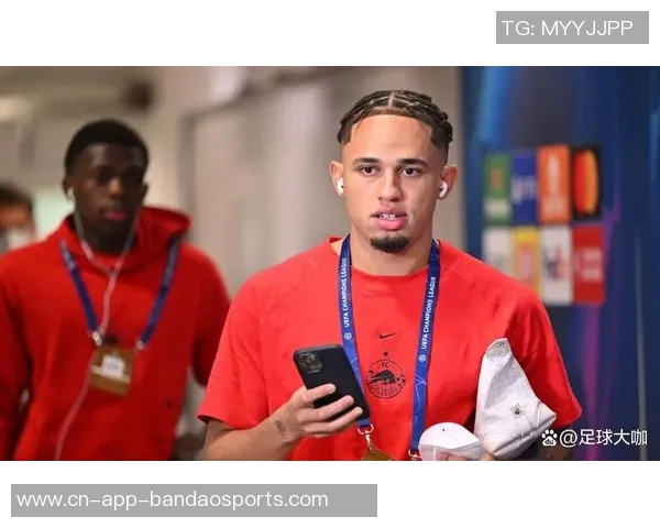 奥卡福进球瞬间意外出现沙滩球引发热刺球迷热议